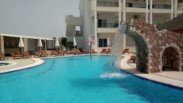 حمام سباحة