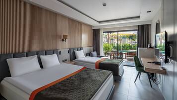 Deluxe Swim Up | Premium bedding, free minibar, in-room safe, desk