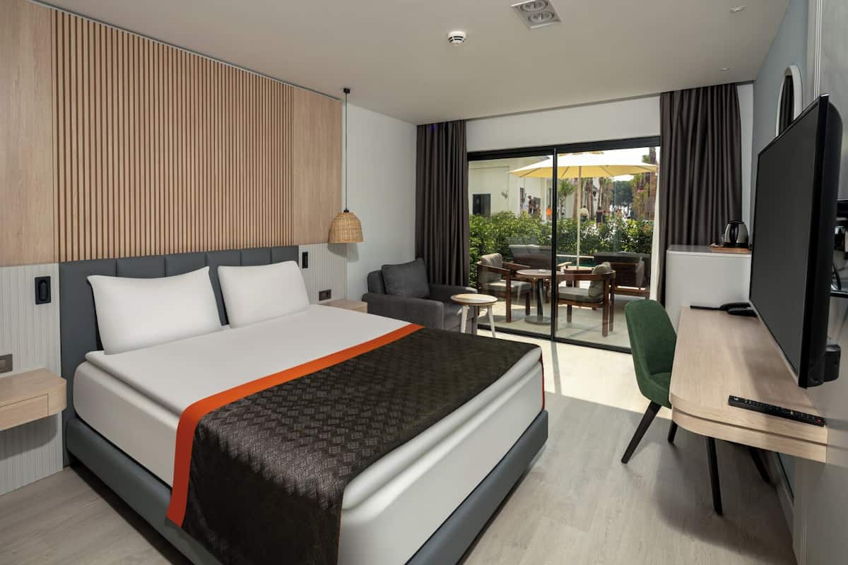 Phòng dành cho gia đình, cạnh hồ bơi | 2 phòng ngủ, bộ đồ giường cao cấp, minibar với thức uống miễn phí