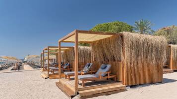 Privat strand, solstolar, parasoller och strandhanddukar