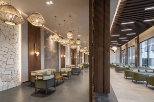 12 bares, 2 bares junto a la piscina y bar en la playa