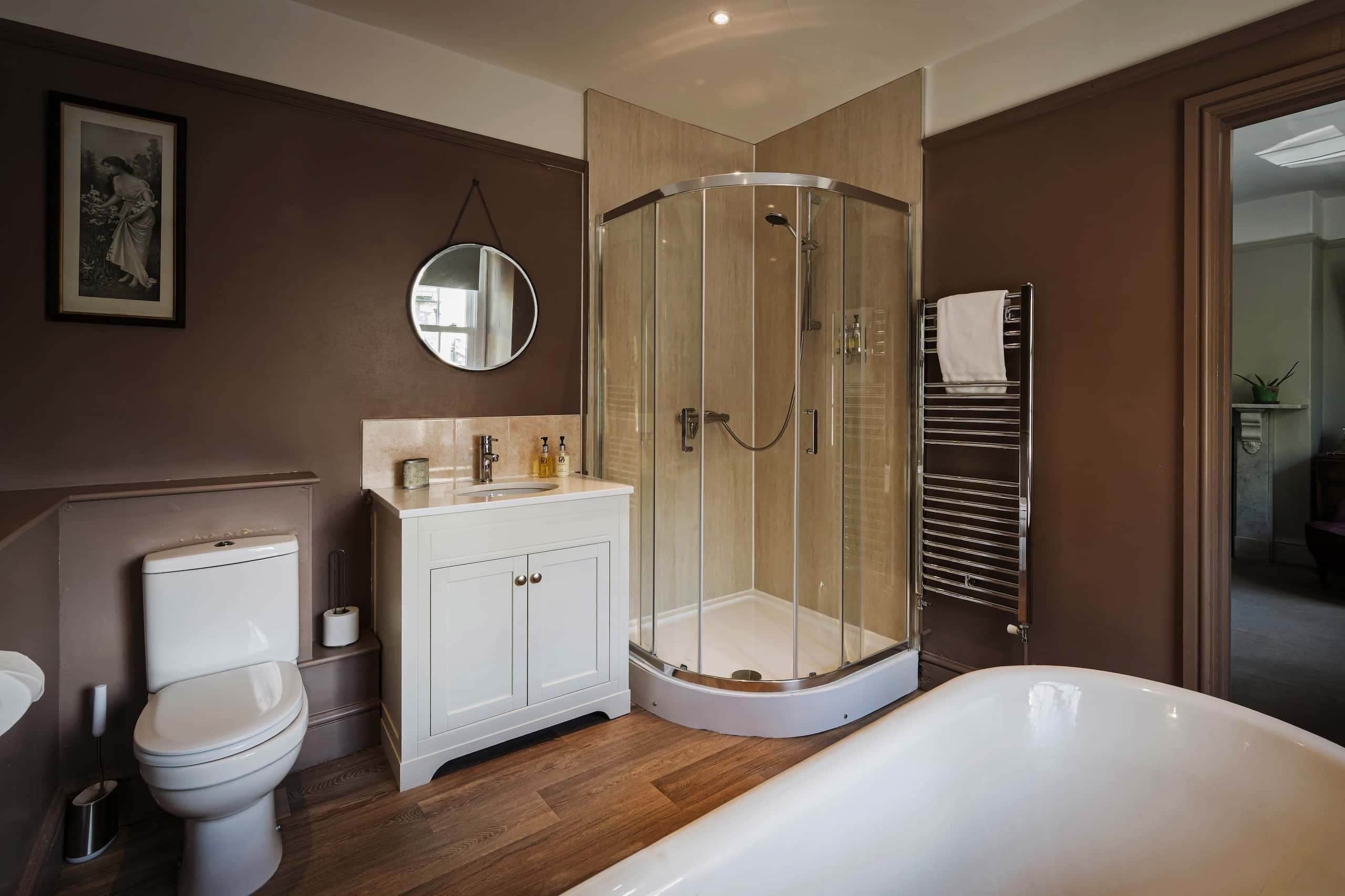 Un baño moderno con ducha, inodoro, lavamanos y bañera.