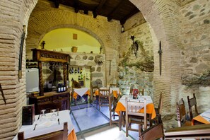 Breakfast and lunch served, local cuisine - Hospedería Casa De Cisneros (Toledo)
