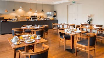 Colazione a buffet, servita tutte le mattine (12.00 EUR a persona)