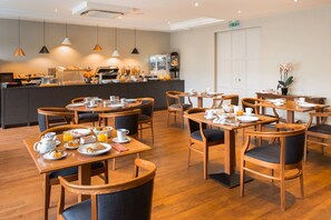 Sarapan bufet setiap hari (EUR 12.00 seorang)