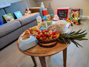 Familiekamer | Een minibar, een kluis op de kamer, een bureau, geluiddichte muren