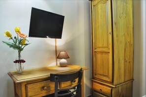 Comfort-Zimmer, 1 Doppelbett oder 2 Einzelbetten, Nichtraucher | Schreibtisch, schallisolierte Zimmer, kostenloses WLAN, Bettwäsche