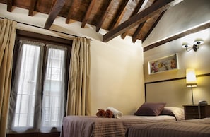 Desk, soundproofing, free WiFi, bed sheets - Alfonso XII (Toledo)