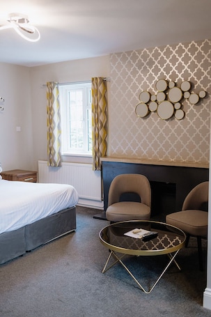 Room, 1 King Bed | Desk, iron/ironing board, free WiFi, bed sheets