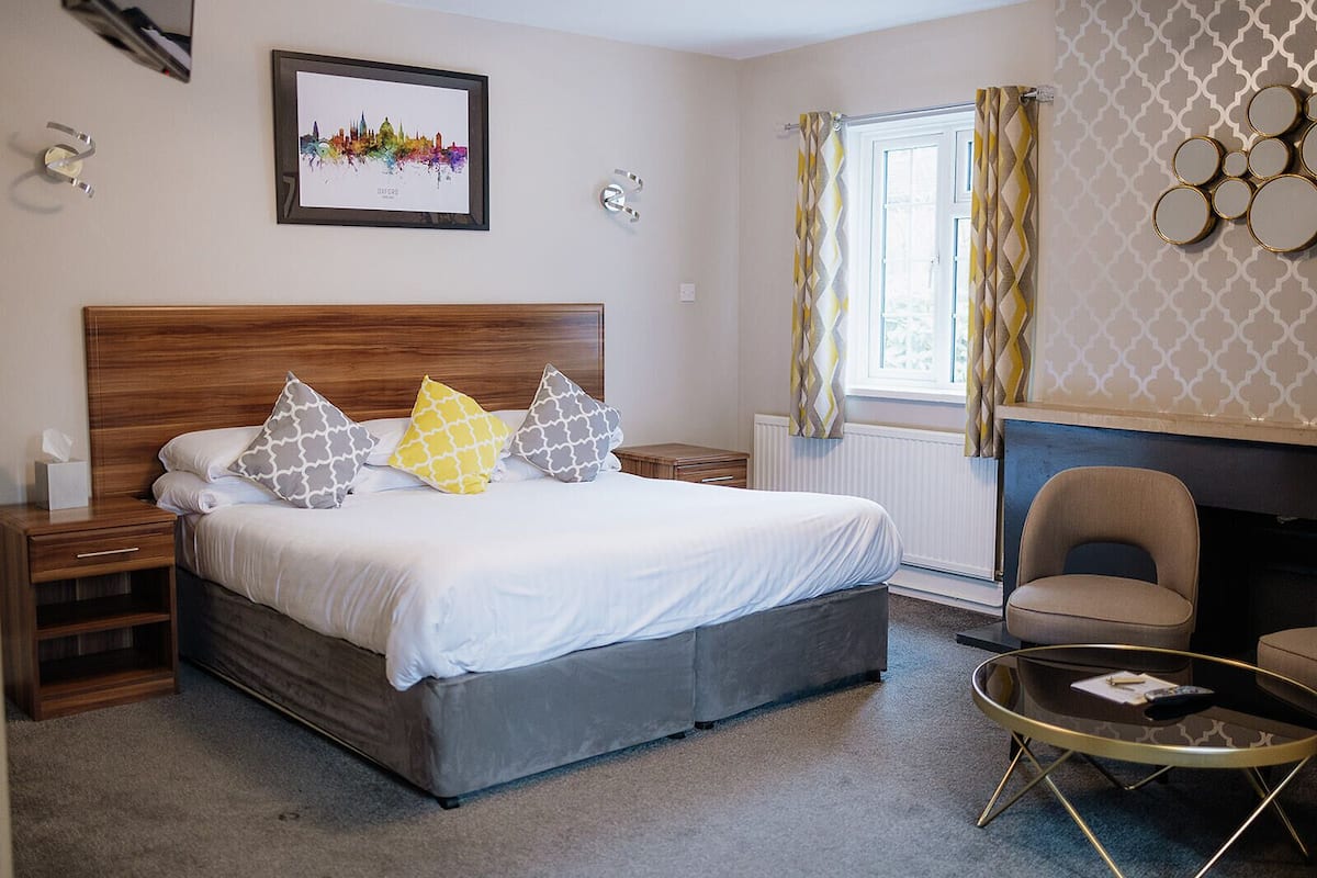 Room, 1 King Bed | Desk, iron/ironing board, WiFi (free), bed sheets