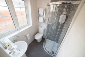 Tomannsrom | Bad | Dusj, toalettartikler (inkludert), hårføner og håndklær