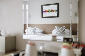 Twin Room | Desk, iron/ironing board, free WiFi, bed sheets - Red Mullions Guest House (Oxford)