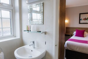 Triple Room | Desk, iron/ironing board, free WiFi, bed sheets - Red Mullions Guest House (Oxford)