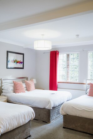 Family Room | Desk, iron/ironing board, free WiFi, bed sheets - Red Mullions Guest House (Oxford)