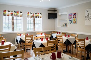 Daily continental breakfast for a fee - Red Mullions Guest House (Oxford)