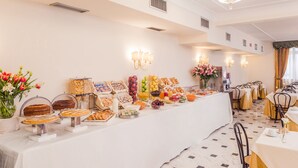 A buffet with various food items and a chandelier. - Raeli Hotel Lux (Rome)