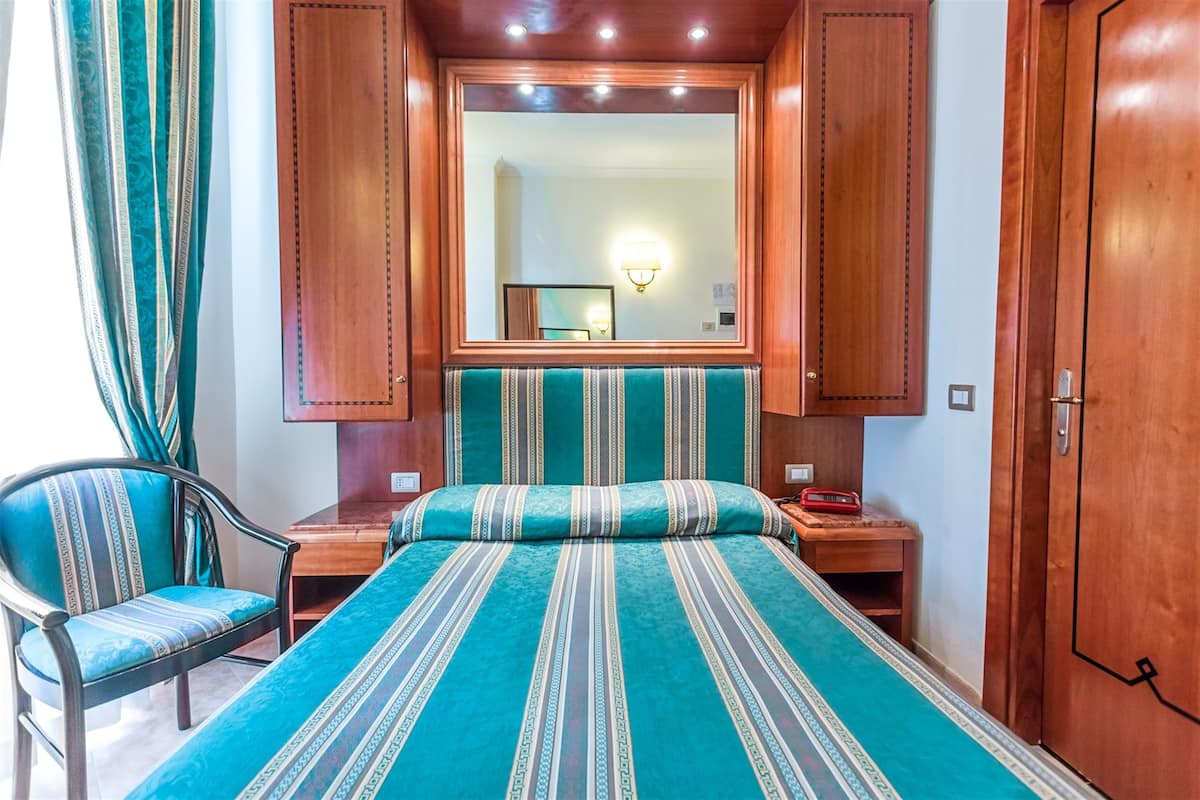 Quarto solteiro | Cofres nos quartos, escrivaninha, Wi-Fi de cortesia, roupa de cama