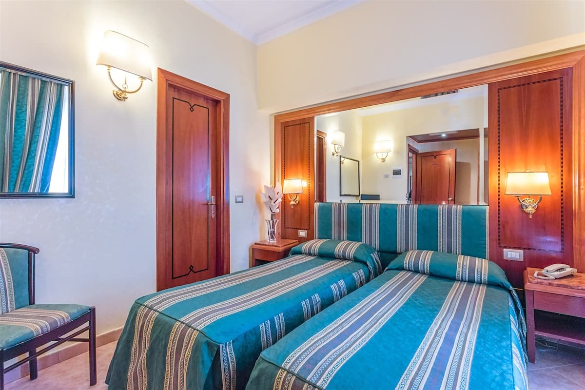 Quarto standard | Cofres nos quartos, escrivaninha, Wi-Fi de cortesia, roupa de cama