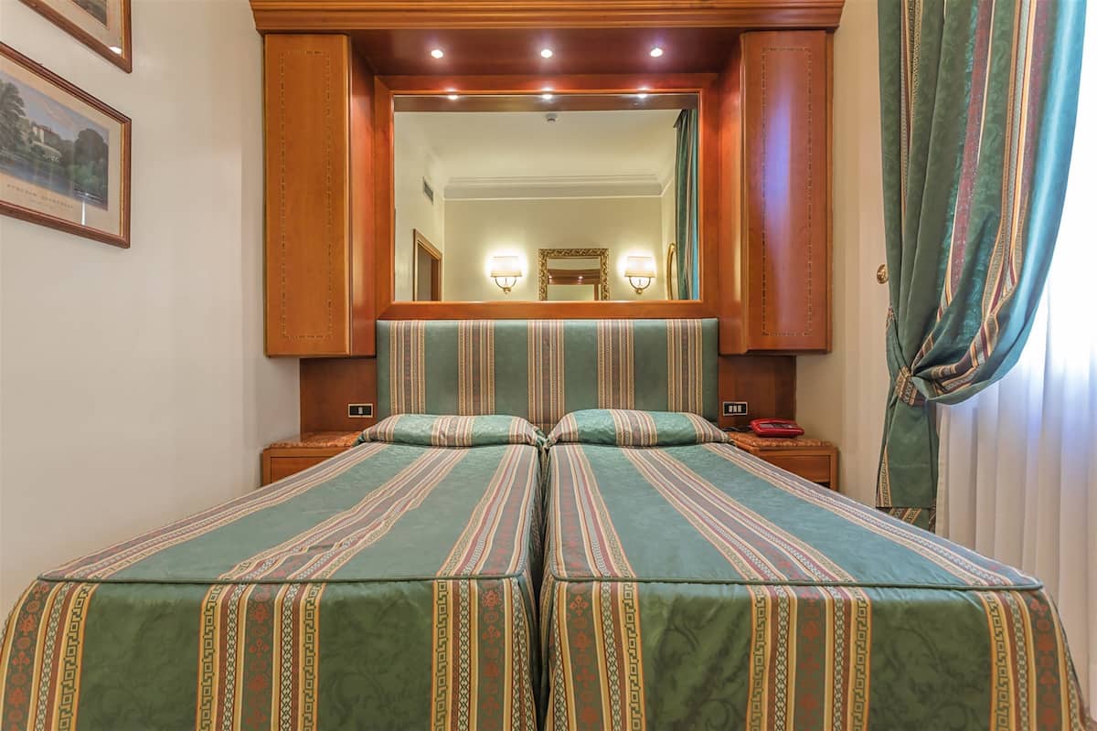 Quarto econômico | Cofres nos quartos, escrivaninha, Wi-Fi de cortesia, roupa de cama