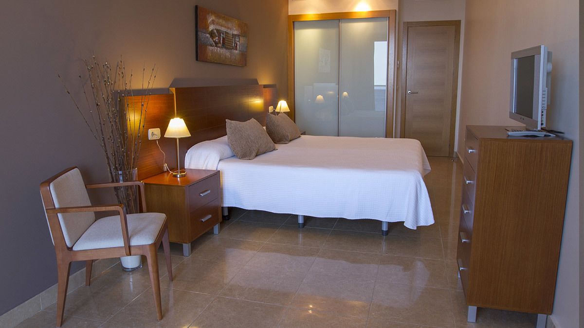 Apartamento, 3 habitaciones, vistas parciales al mar | Tabla de planchar con plancha, wifi gratis, ropa de cama