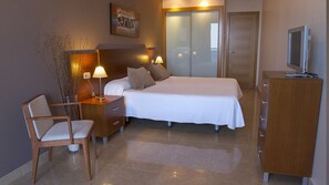 Appartement, 3 chambres, vue partielle sur la mer | Fer et planche à repasser, Wi-Fi gratuit, draps fournis