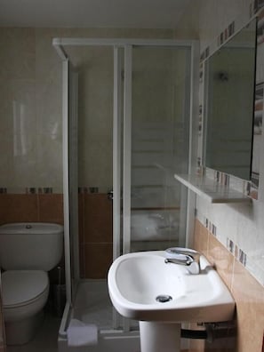Twin Room | In-room safe, desk, blackout drapes, free WiFi - Hostal Sardinero (Madrid)