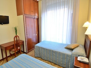 Twin Room | In-room safe, desk, blackout drapes, free WiFi - Hostal Sardinero (Madrid)