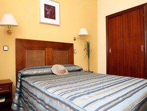 Zimmersafe, Schreibtisch, Verdunkelungsvorhänge, kostenloses WLAN