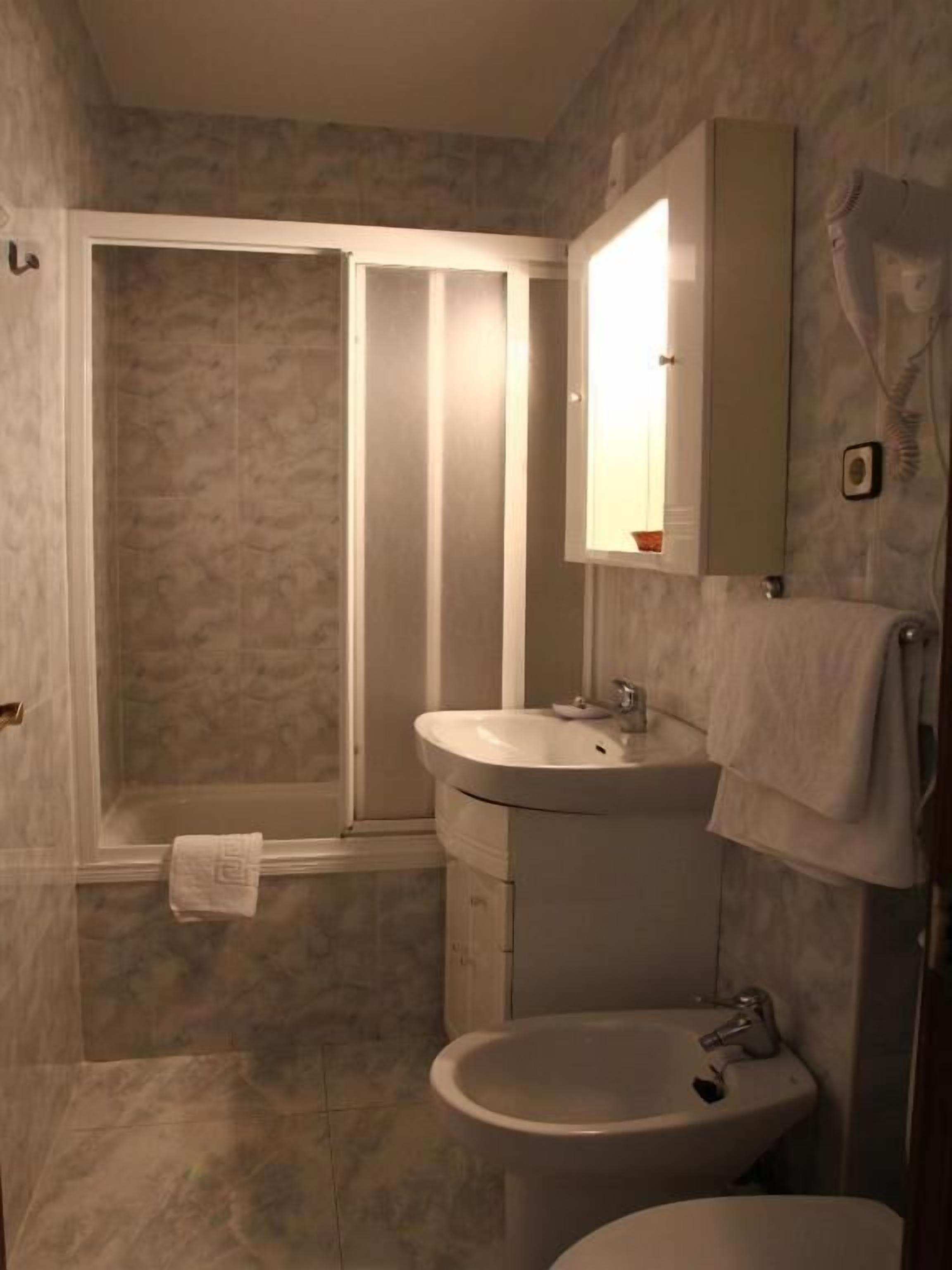 객실 내 금고, 책상, 암막 커튼, 무료 WiFi