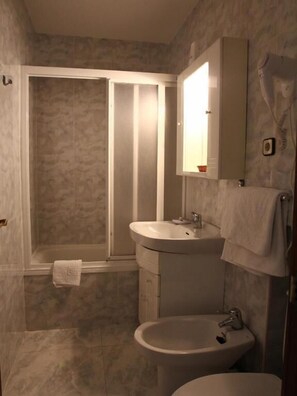 Zimmersafe, Schreibtisch, Verdunkelungsvorhänge, kostenloses WLAN