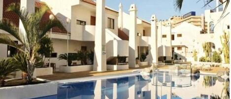 Una piscina al aire libre