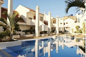 Una piscina al aire libre