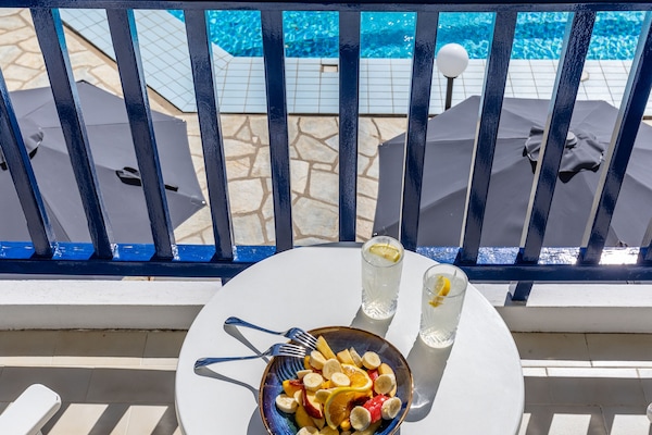 Chambre Double ou avec lits jumeaux, vue piscine | Terrasse/Patio