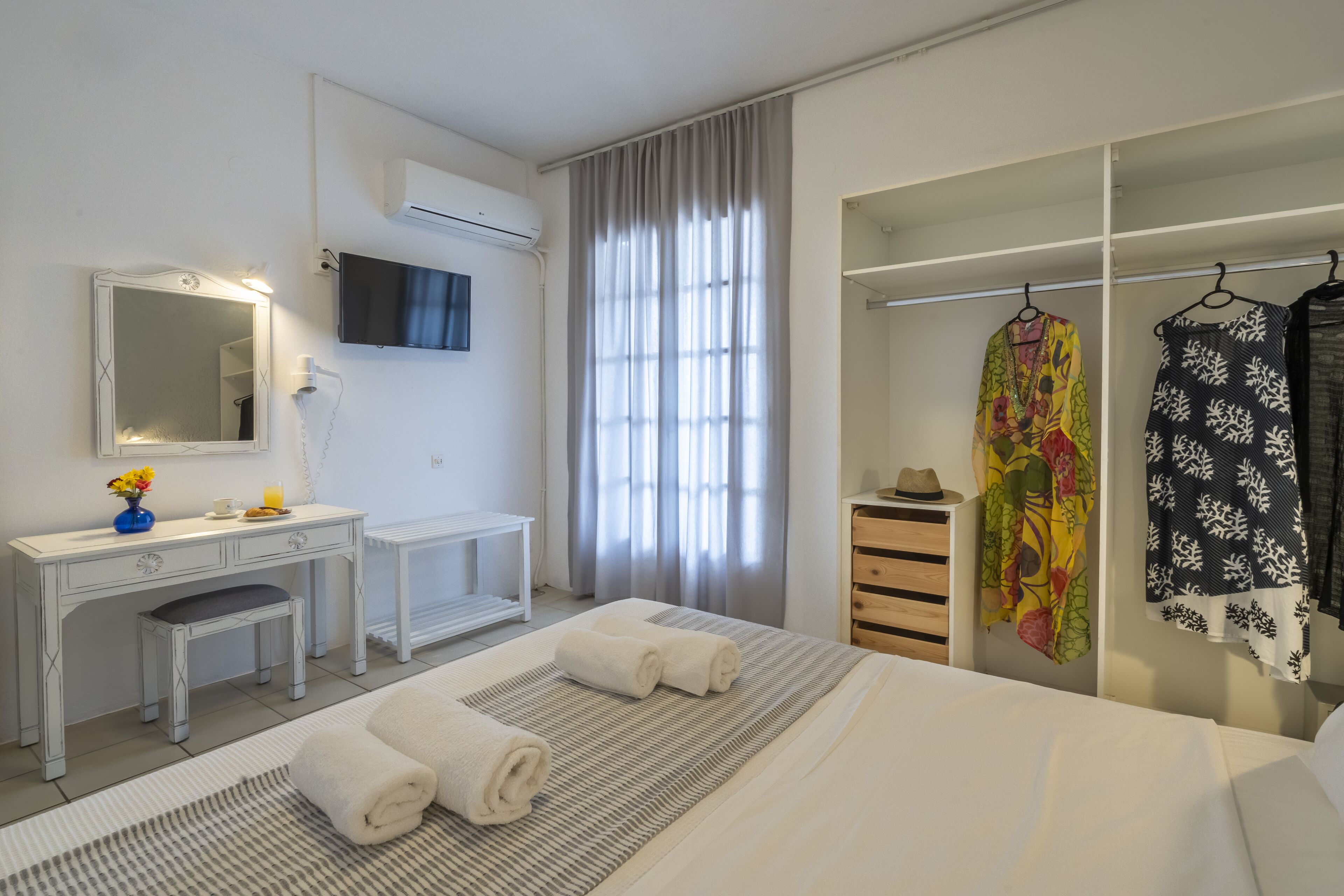 junior suite (family) | 1 bedroom, in-room safe, iron/ironing board, free cots/infant beds