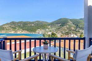 Habitación doble superior, vistas al mar | Terraza o patio