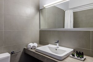 Economy dubbelrum eller tvåbäddsrum | Badrum | Gratis toalettartiklar, hårtork och handdukar