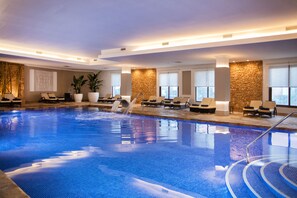 Salas de tratamiento para parejas, un sauna, una bañera de hidromasaje