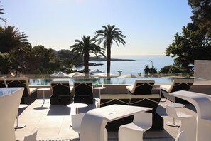 บาร์ริมสระว่ายน้ำ