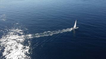 Un velero en un mar tranquilo, con estela a su paso.