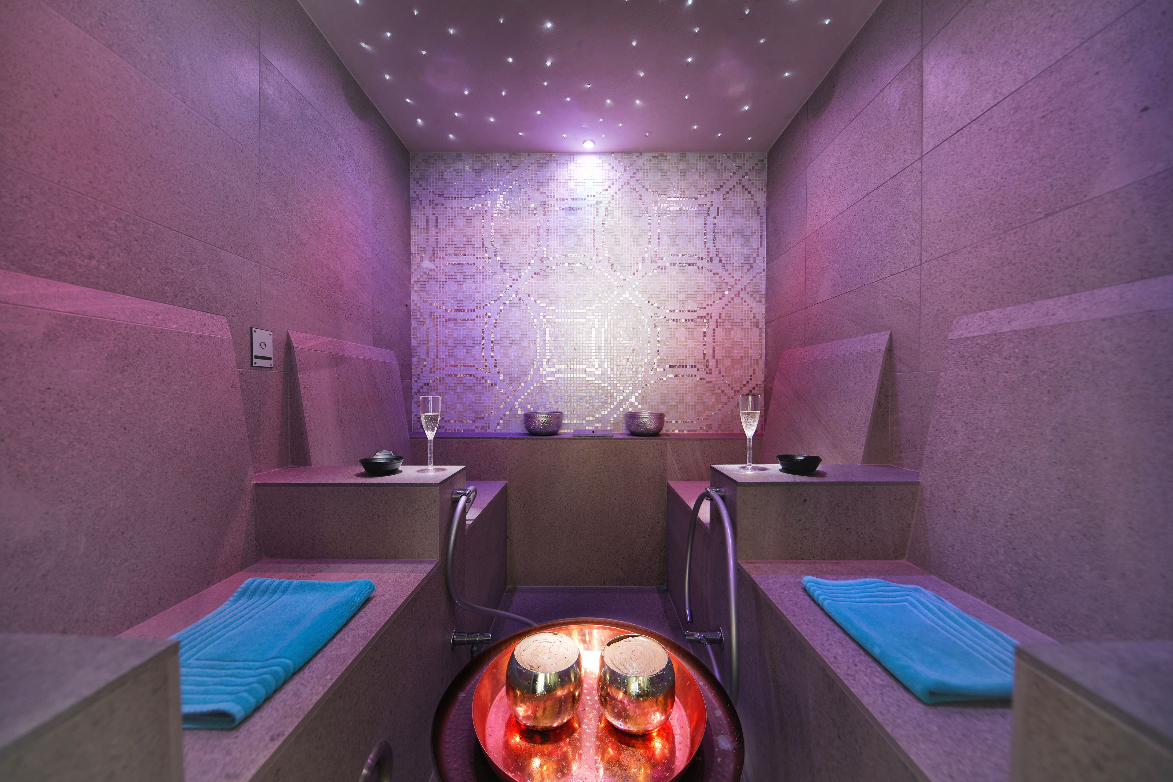 Salas de tratamiento para parejas, un sauna, una bañera de hidromasaje