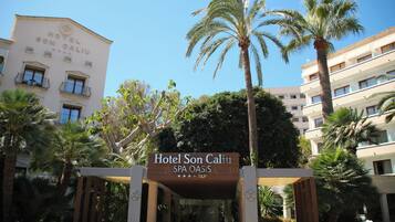 Vista frontal de la propiedad