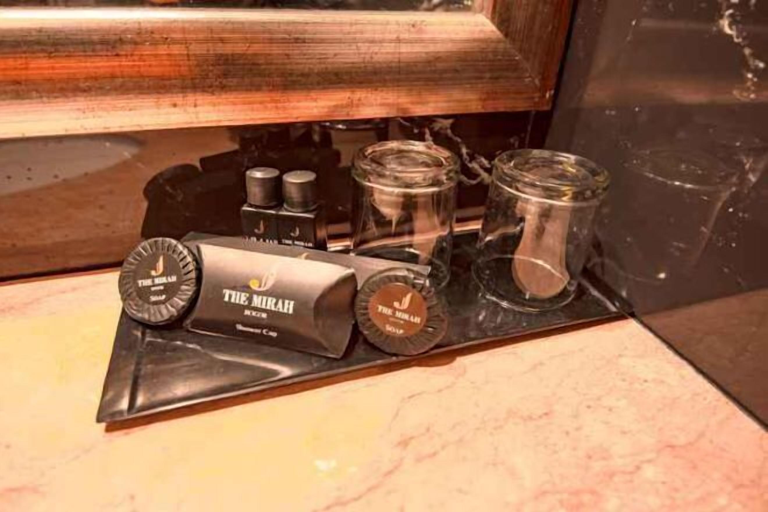 Dusj, toalettartikler (inkludert), tøfler og håndklær