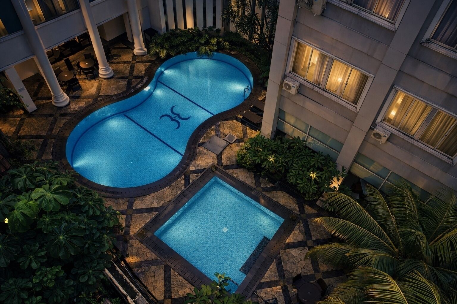 2 outdoor pools