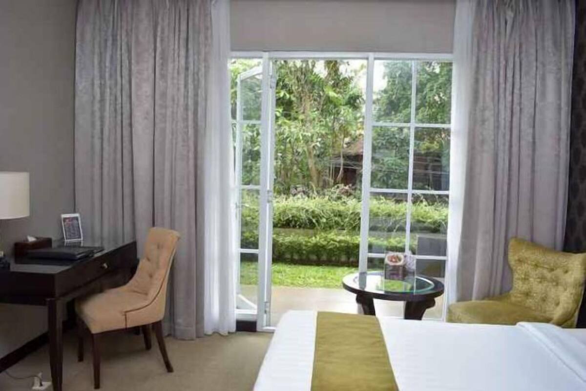 Premium bedding, in-room safe, desk, rollaway beds
