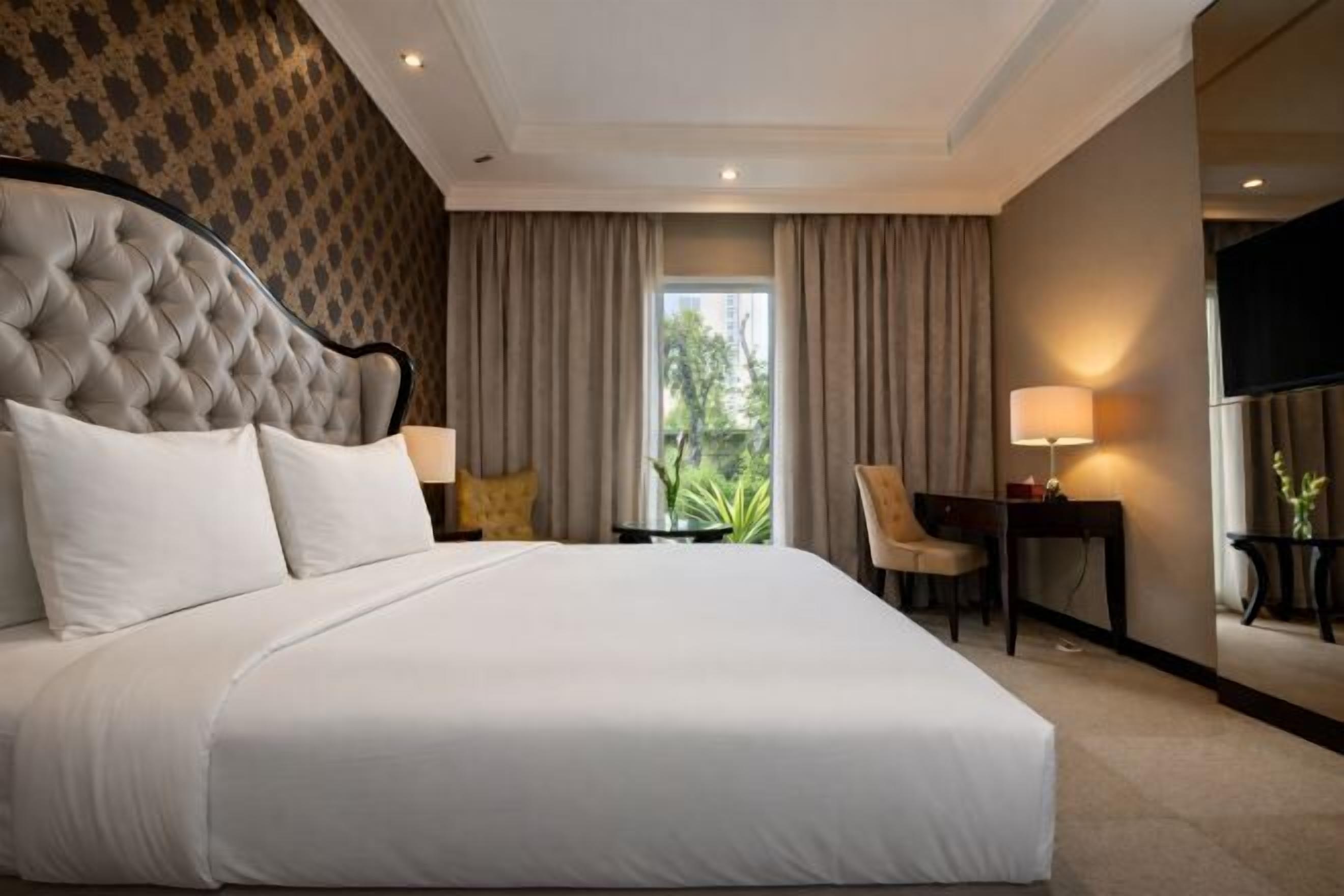 Premium bedding, in-room safe, desk, rollaway beds