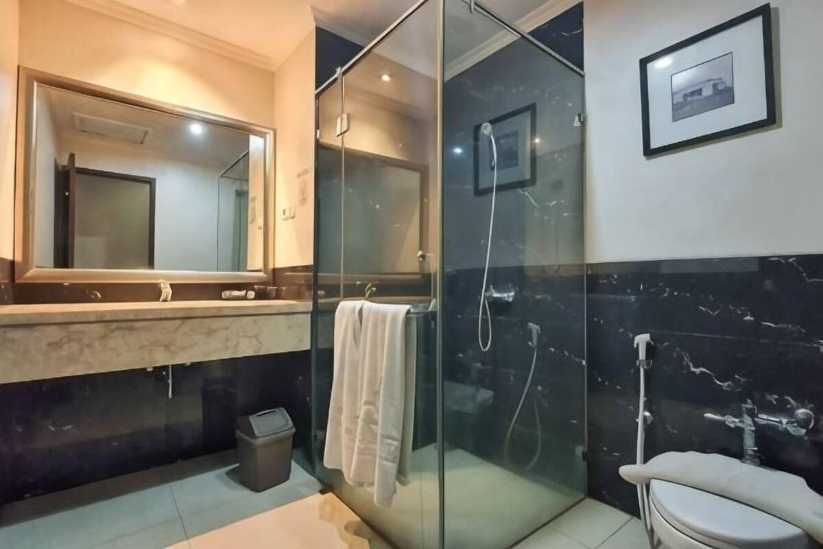 Bathroom | Shower, free toiletries, slippers, bidet