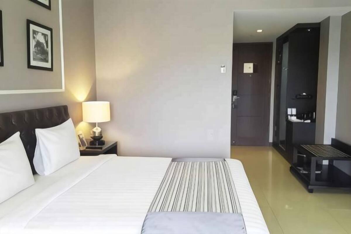 Roupas de cama premium, cofres nos quartos, escrivaninha