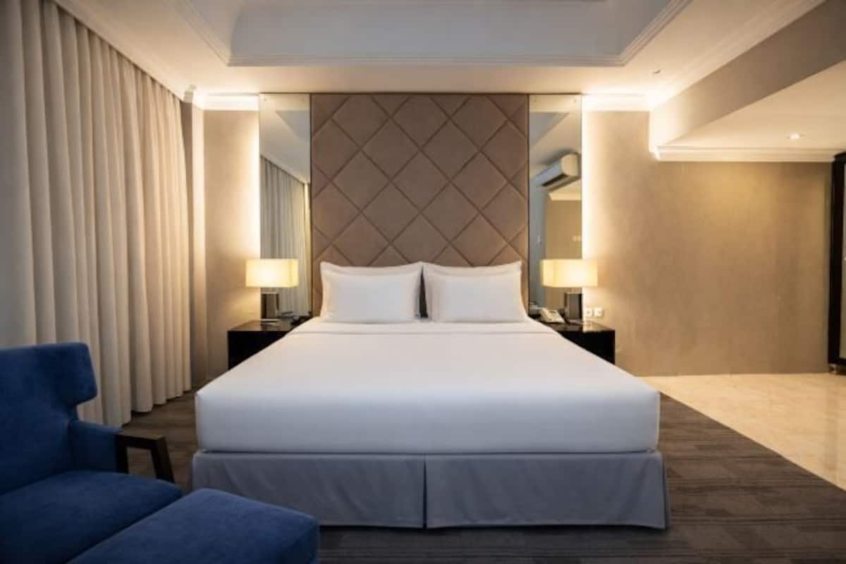 Premium bedding, in-room safe, desk, rollaway beds