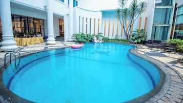 2 kolam renang terbuka