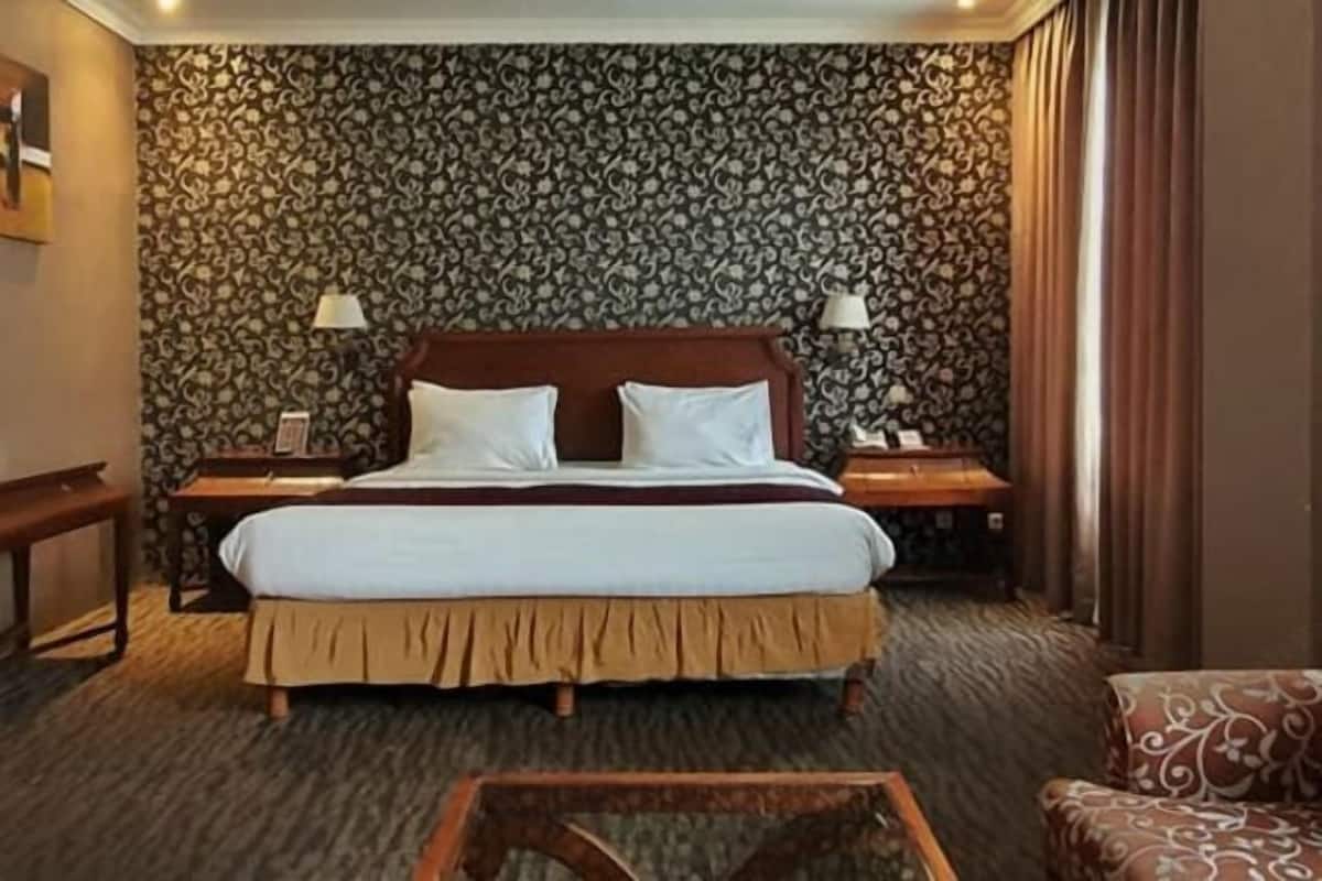 Roupas de cama premium, cofres nos quartos, escrivaninha